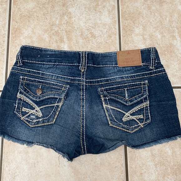 Distressed jean shorts - Picture 2 of 2